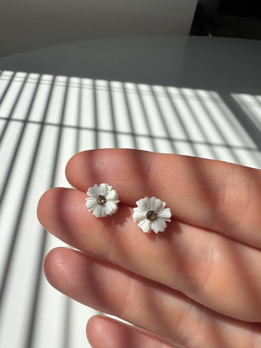 Daisies with a Champagne Gem