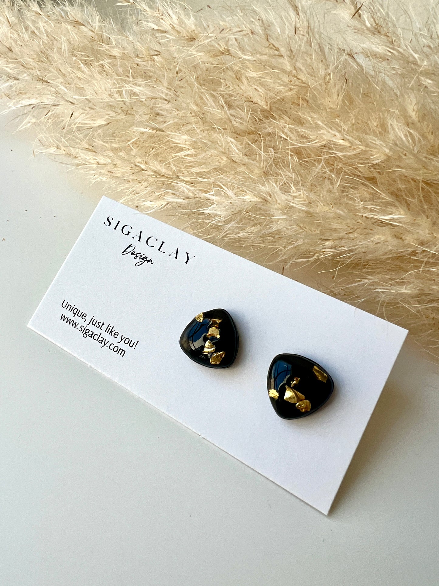 Black Shiny "Essence" Triangle