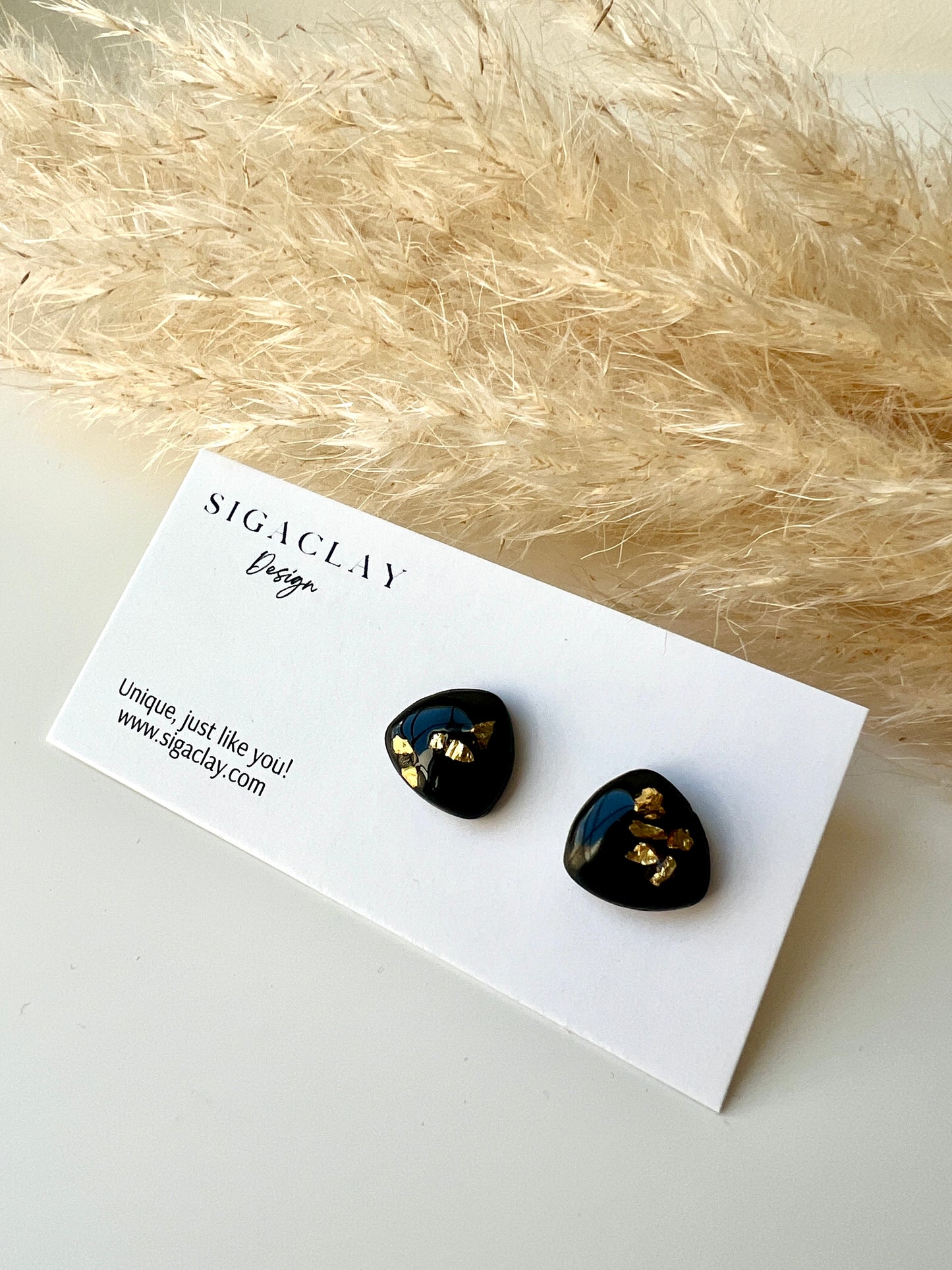 Black Shiny "Essence" Triangle